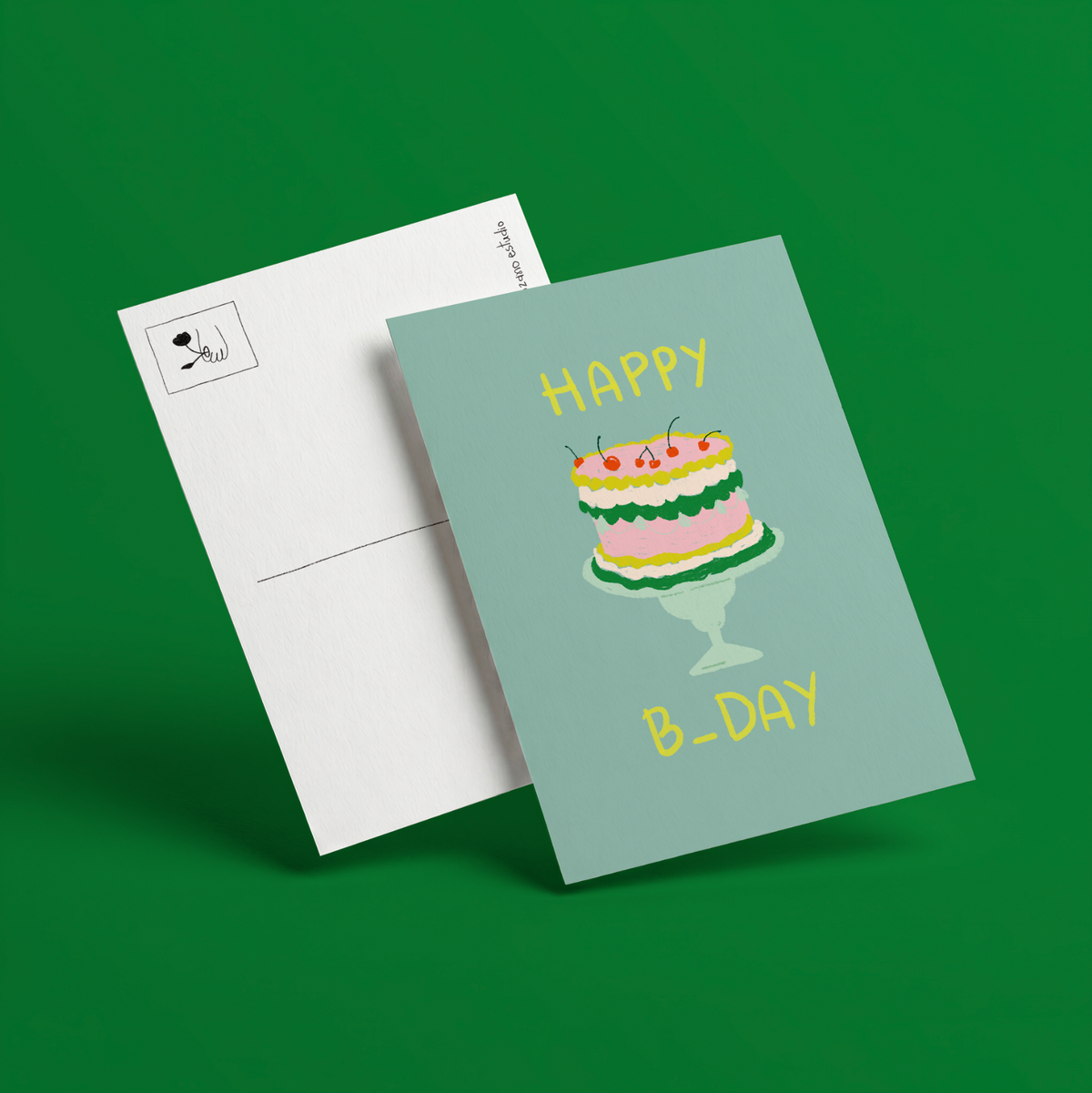 Postal ilustrada de cumpleaños de Alejandra Lozano: tarta rosa de pisos con cerezas sobre un pie de cristal, fondo verde agua y las palabras Happy B_Day en amarillo, junto al reverso blanco de la postal con recuadro para el sello.