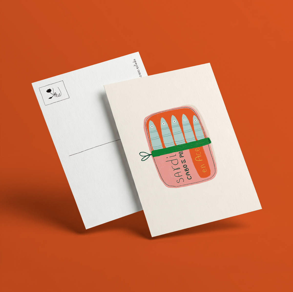 Postal ilustrada Sardinas en aceite de Alejandra Lozano: lata abierta rosa y naranja con cinco sardinas azul claro y una banda verde con la llave, junto al reverso blanco de la postal con recuadro para el sello.