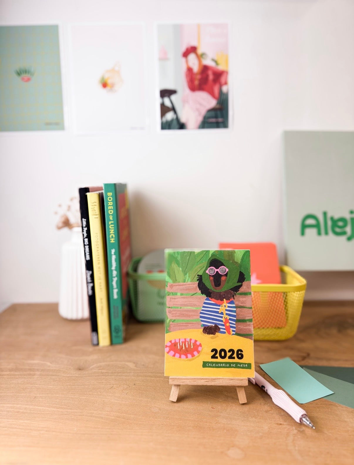 Calendario de mesa 2026 de Alejandra Lozano con 12 ilustraciones originales. Diseño artístico en formato A6 que transmite color, calma y belleza en lo cotidiano.