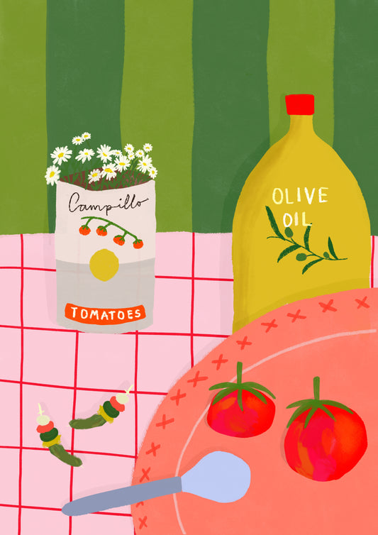 Ilustración de una mesa con mantel de cuadros rosa y rojo, una lata de tomate con margaritas, una botella amarilla de aceite de oliva, dos banderillas, un plato rojo con dos tomates y una cuchara lila, sobre una pared de rayas verdes.