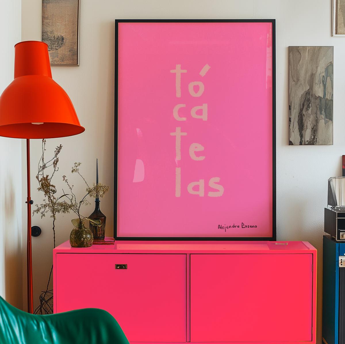 Lámina solidaria Tócatelas de Alejandra Lozano, enmarcada y colocada en un ambiente de casa.