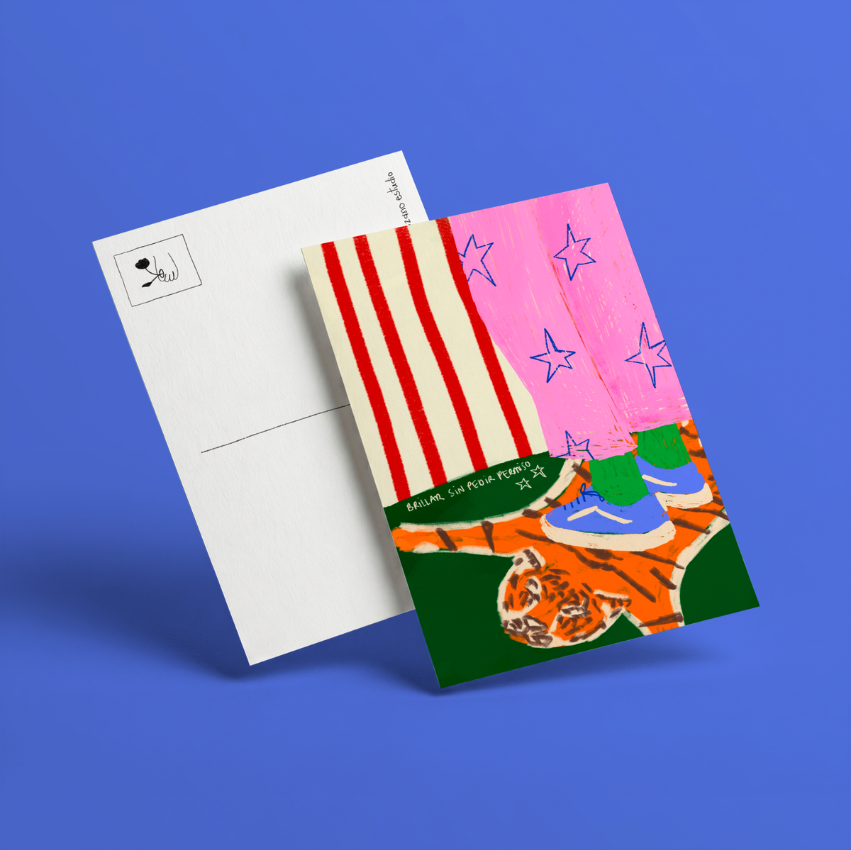 Postal ilustrada Brillar sin pedir permiso de Alejandra Lozano: piernas con pantalón rosa de estrellas azules, calcetines verdes y zapatillas azules sobre una alfombra de tigre, junto al reverso blanco de la postal con recuadro para el sello.