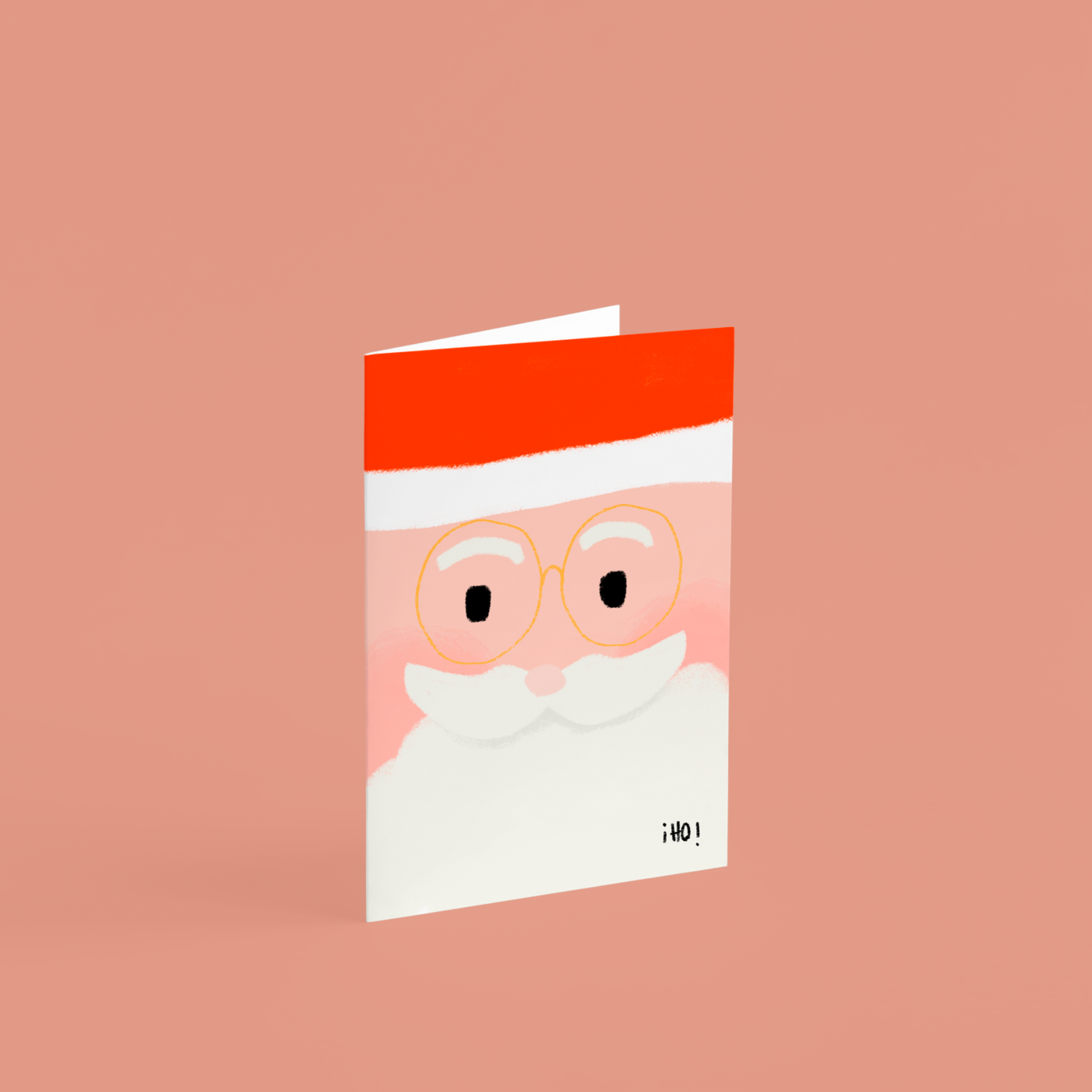 arjeta ilustrada “HO HO HO” de Alejandra Lozano, con Papá Noel de estilo tierno y colorido. Diseño navideño artístico con fondo rosa y sobre kraft.
