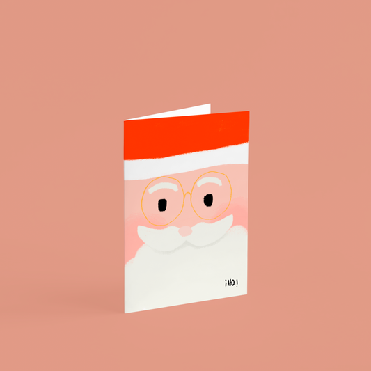 arjeta ilustrada “HO HO HO” de Alejandra Lozano, con Papá Noel de estilo tierno y colorido. Diseño navideño artístico con fondo rosa y sobre kraft.